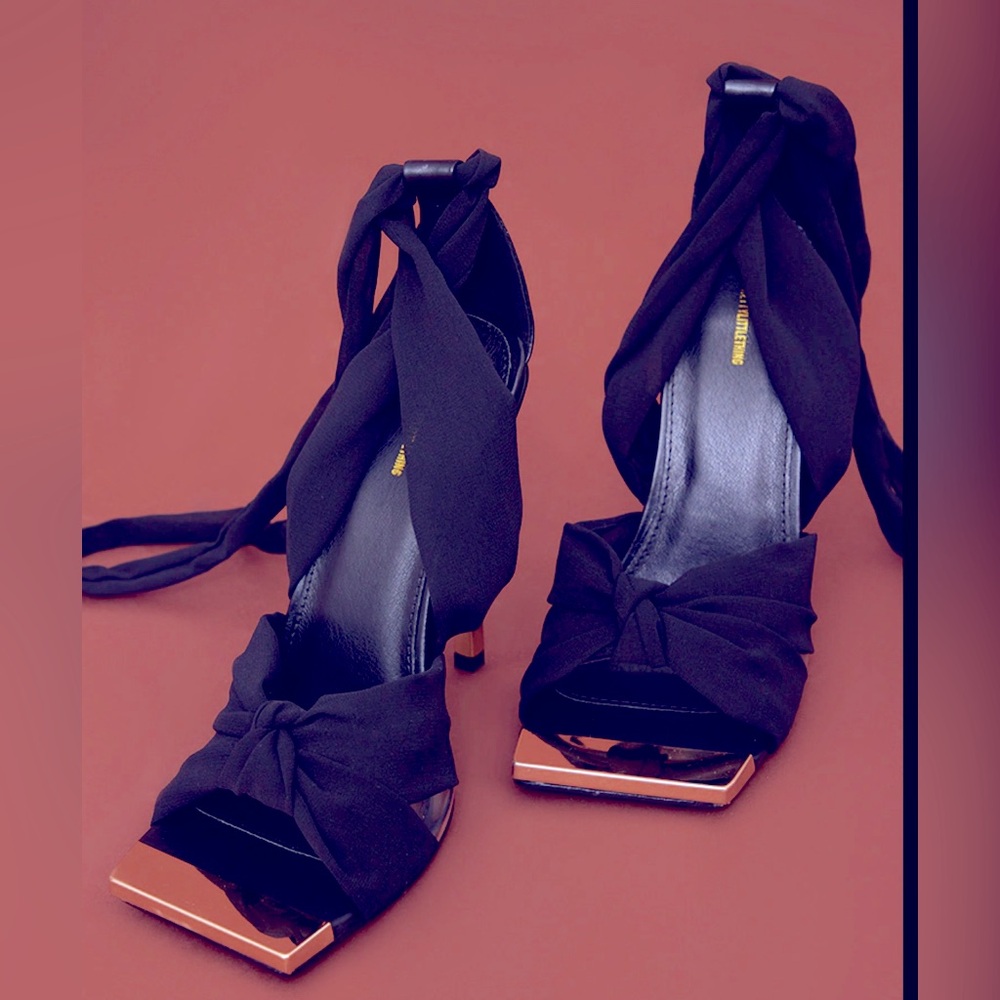 Black and Gold stappy